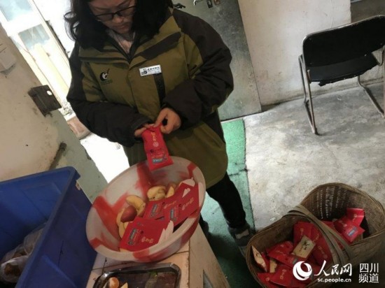 飼養員正在為動物們准備“紅包”。王波 攝