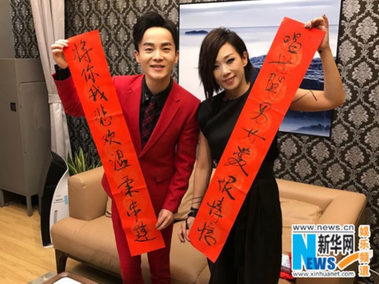 林忆莲挥墨写春联字体清秀 网友:文青少女!