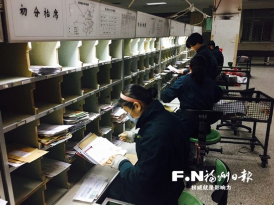 邮政员工春节坚守岗位 分拣员1小时分近2000