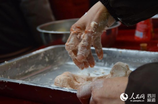 市民一邊吃，工作人員一邊做，為不讓排隊的市民等太久，不少大爺大媽們也加入了包湯圓的隊伍。王波 攝