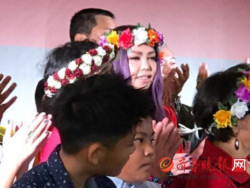 张惠妹为母办寿宴小6岁男友Sam露面 姚小健个