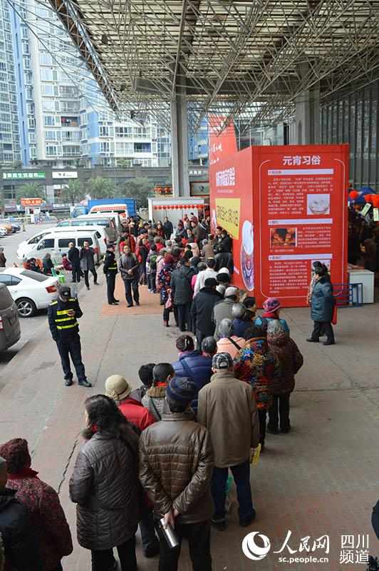 成都沙灣街頭，前來品嘗免費湯圓的市民排起了長龍。王波 攝