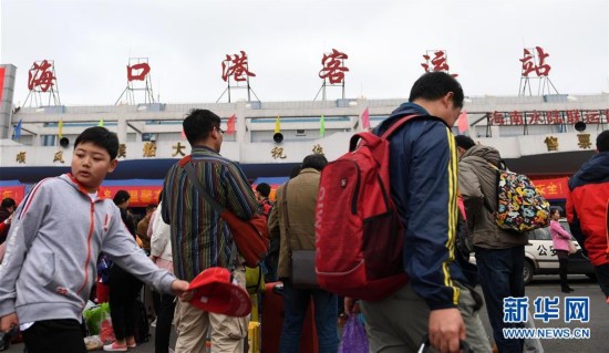 海南迎來出島客流高峰　 2月2日，乘客在海口市秀英港等待過海的輪船。當日是大年初六，春節假期將結束，海南迎來出島客流高峰。【詳細】 