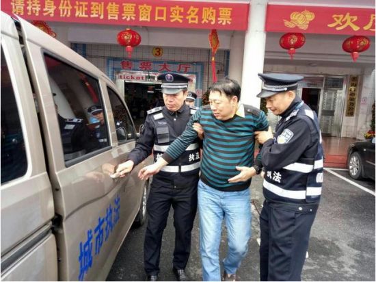 秀英党员干部全力保障春运返程高峰 服务旅客