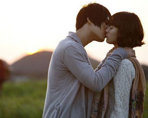 亲热吻破女友耳膜 亲吻左耳太过用力导致鼓膜穿孔