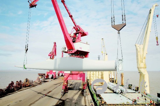 春节期间盐城大丰港出口国外大件货物增多