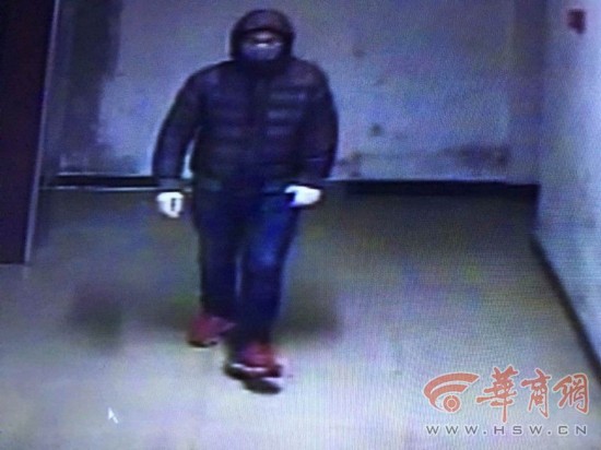 白色奔驰车在停车场被人喷黑油漆 是谁下的黑