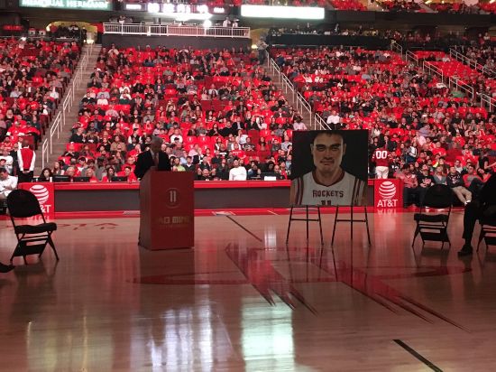 姚明球衣退役:火箭为姚明球衣举行退役仪式 姚