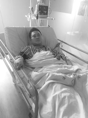 盐城一小区深夜起火 两青年挨个敲门疏散居民