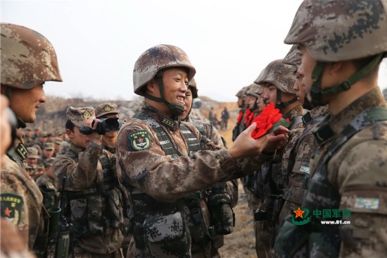 拉练新兵都有双铁脚板 这个成人礼感动了父母