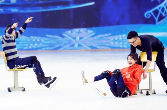 《跨界冰雪王》李菲儿校服萝莉装 观众猛赞俏