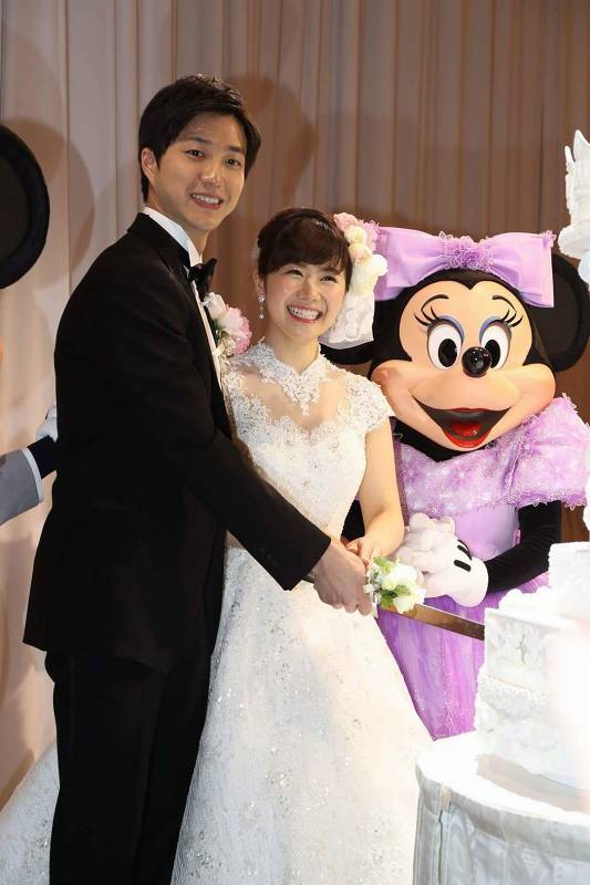 原爱在东京迪士尼举行婚礼 穿婚纱和米老鼠切