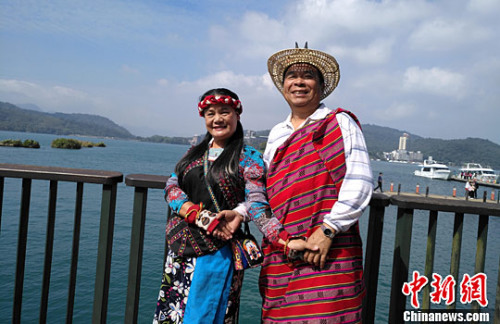 台灣音樂人劉翰安（右）和黃韻齡夫婦近日在南投日月潭接受<a target='_blank'  data-cke-saved-href='http://www.chinanews.com/' href='http://www.chinanews.com/'>中新社</a>記者採訪，分享他們傳播少數民族音樂的故事。 <a target='_blank'  data-cke-saved-href='http://www.chinanews.com/' href='http://www.chinanews.com/'>中新社</a>記者 陳林 攝