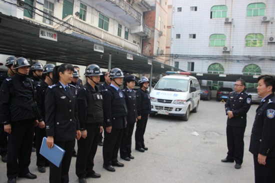 副县长、公安局局长黄书贵大年初一亲切慰问一