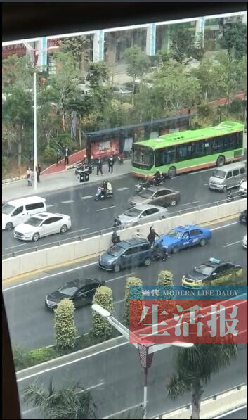 南宁民族大道东段多人斗殴的视频引网友疯传(