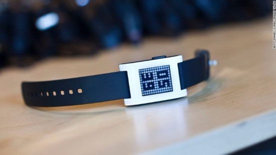 ����Kickstarter�ϵ��ڳ�����Pebble��Fitbit��˾��4000����Ԫ�չ��������ֱ���ҵ��˾Pebble�����ڳ���վ��ȡ�þ޴�ɹ�����߼�¼���ڳ���700��������ֱ���