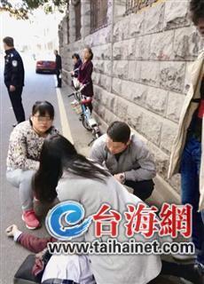 厦门思明一男子口吐白沫倒地不起 两女跪地急救
