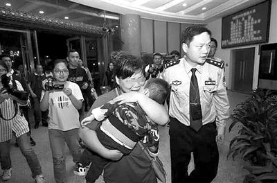 他卖了和情人生的私生子 给妻子还债…