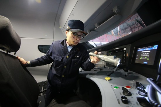 图片故事:“渝万高铁”迎首个春运 90后动车医生守护春运回家路--江西频道--人民网