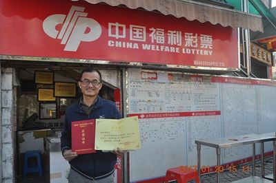 陳站主領(lǐng)取“珠海好人”證書現(xiàn)場