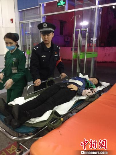 女子匆忙返程务工口吐白沫昏厥 铁警紧急开辟