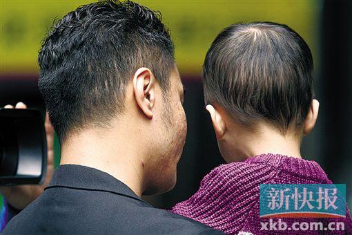 老师疑将2岁半男童关小黑屋 早教中心否认--