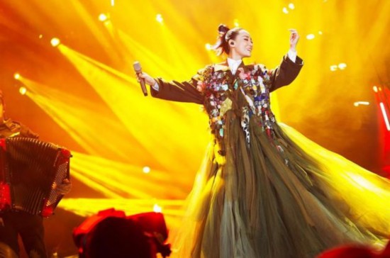 《歌手》第三期谭晶逆袭夺冠 赵雷张杰踢馆成