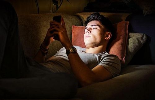 爱躺床上玩手机的你 这七招要知道