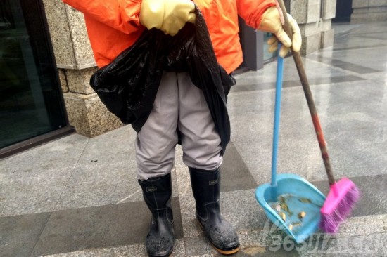 下雪天环卫工用垃圾袋当裙子穿 称既防水又保