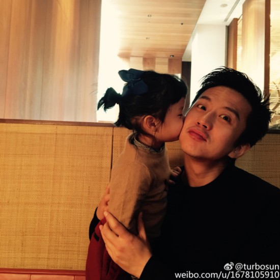 邓超38岁生日女儿献吻 秒变 女儿奴 为小花削苹果