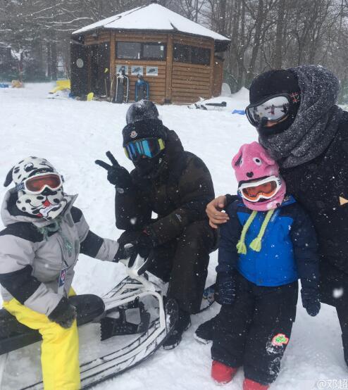 邓超38岁生日女儿献吻 秒变女儿奴为小花削苹果