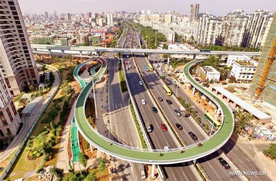 China's first bicycle path in the air, at a length of 7.6 kilometers, started a trial run on Jan. 26 in Xiamen. 