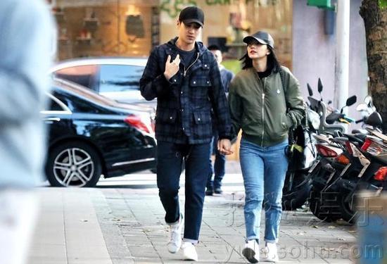 甜化了!赵又廷高圆圆台湾逛街 十指紧扣超甜蜜