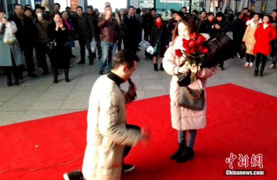 湖北宜昌东站上演红毯求婚 旅客见证幸福时刻