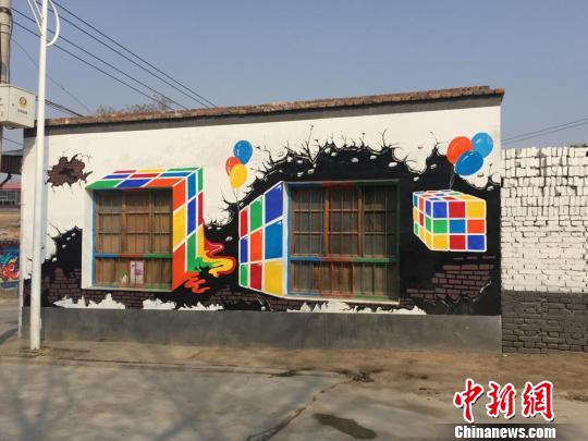 跟据农居外墙特点绘上的涂鸦。　杜萍　摄