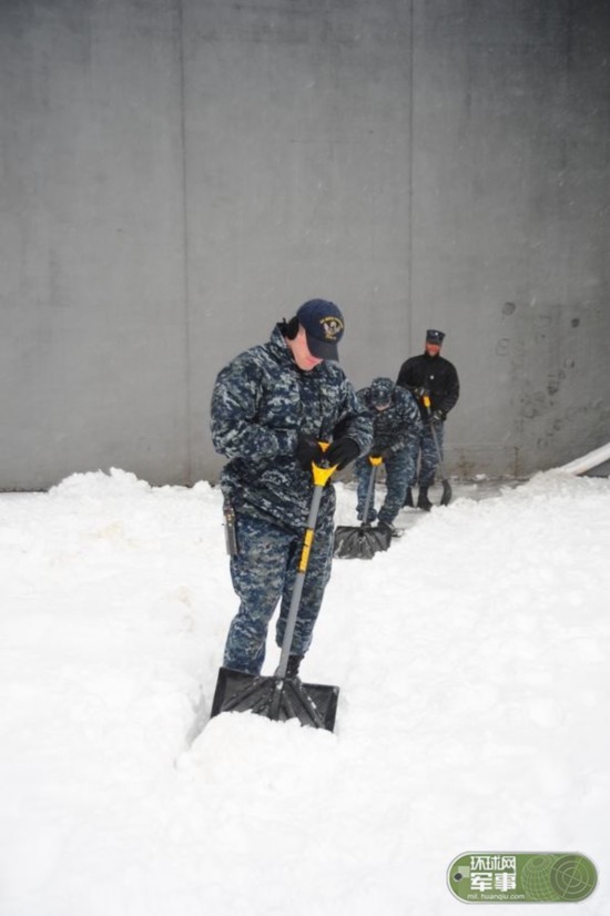 美国海军宙斯盾舰日本被冻住 全员铲雪