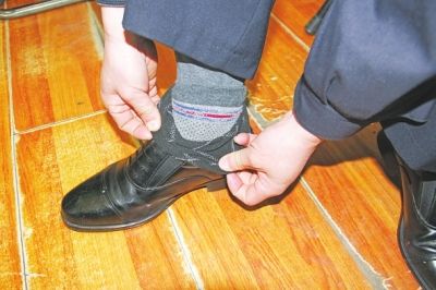 洛阳龙门高铁站交警春运忙翻 穿两双袜子御寒