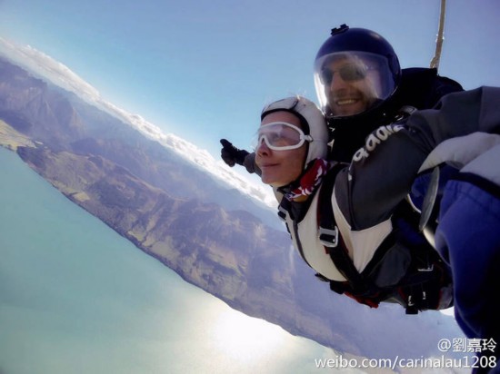 52岁刘嘉玲玩高空跳伞晒自拍 女王风范超霸气