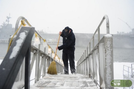 美国海军宙斯盾舰日本被冻住 全员铲雪