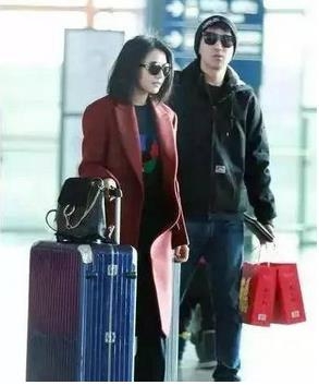 高圆圆和赵又廷游东京:牵手亲吻秀恩爱 但网友