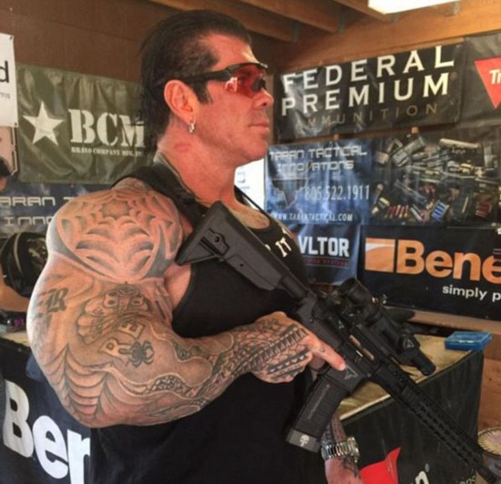 美国壮男健身成瘾似石头人 服用类固醇27年