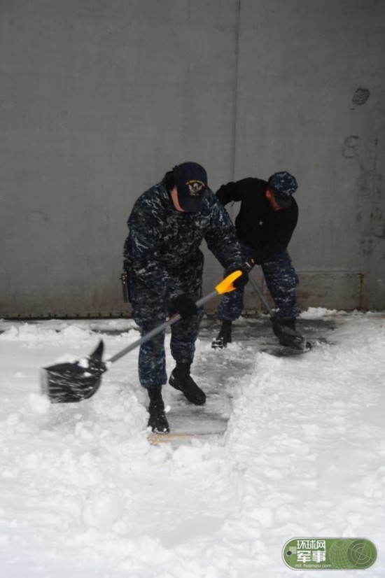 美国海军宙斯盾舰日本被冻住 全员铲雪