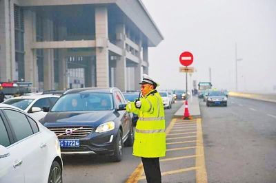 洛阳龙门高铁站交警春运忙翻 穿两双袜子御寒