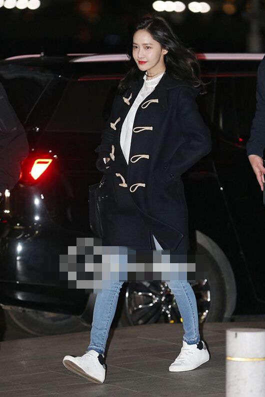 允儿现身机场变身元气少女 笑容灿烂气质清纯