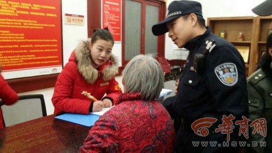 西安老人逛元宵节灯展与家人走散 民警帮其找