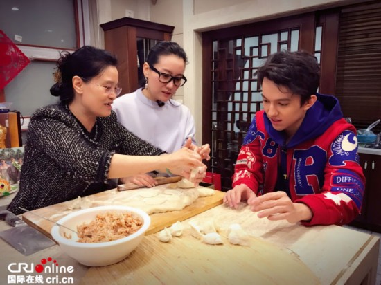 《我们的歌手》迪玛希元宵做客谭晶家学包饺子