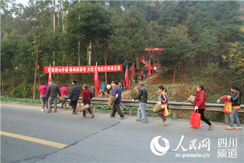 村民們參加建設旅游步道現場。