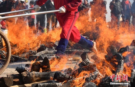 福建莆田赤脚蹈火 上演火焰上的芭蕾(组图)