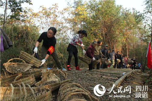 大雨村村支書馮進帶頭為村民們加油。