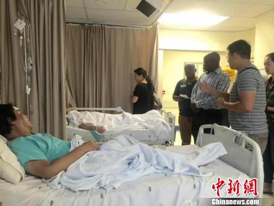 在南非因搶劫受傷的三名廣西游客回國